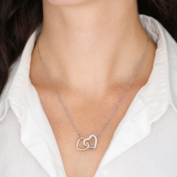 Interlocking-Hearts-Necklace-Model-min