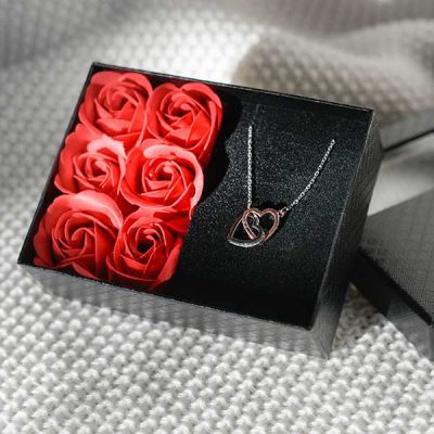 HEARTS necklace with intertwined hearts and free gift box – HEARTS_ROSEBOX